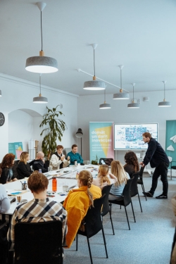 Inovācijas sprinta norise, diskusija ar prezentāciju fonā